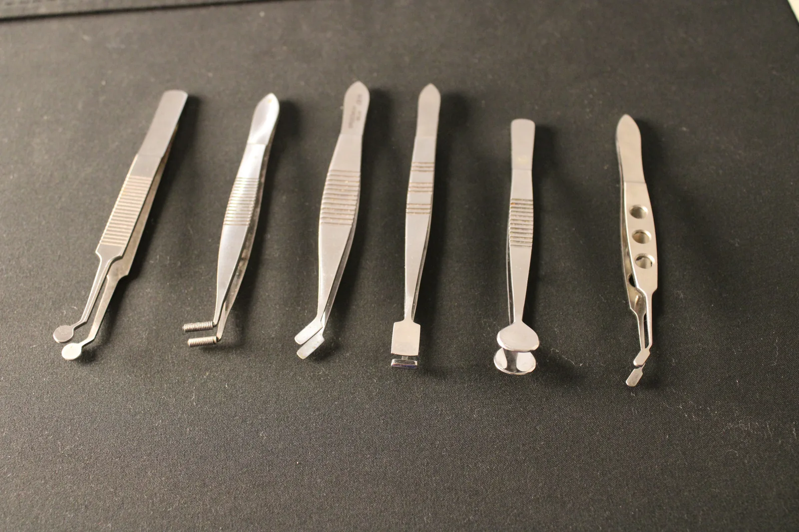 Meibomian gland expression forceps used for controlled evacuation of the glands